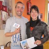 Imagen La ganadora del concurso Pasaporte Comercial disfruta del premio.